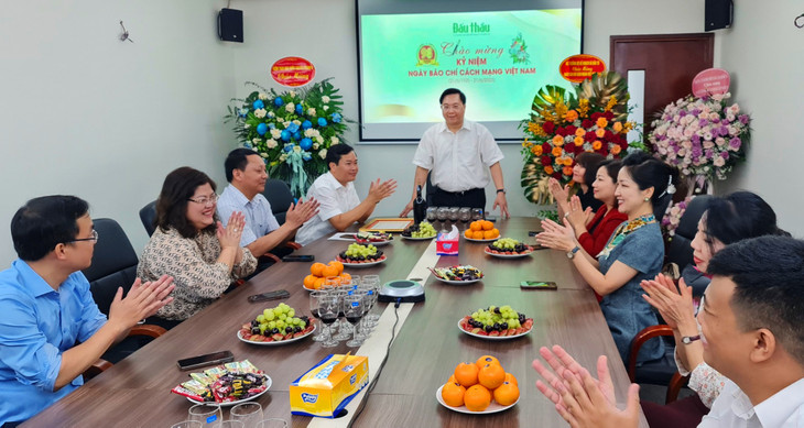 Thứ trưởng Trần Duy Đông ghi nhận những kết quả, thành tựu mà Báo Đấu thầu đã đạt được. Ảnh: Hoài Nam