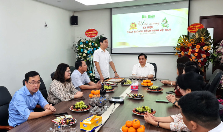 Tổng Biên tập Báo Đấu thầu Đỗ Xuân Khánh báo cáo các công tác hoạt động của Báo với lãnh đạo Bộ. Ảnh: Hoài Nam