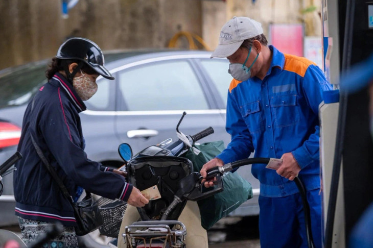 Giá dầu thô WTI và Brent vẫn tiếp tục tăng khiến áp lực tăng giá xăng dầu kỳ tới lên cao. Ảnh: Phạm Thắng.