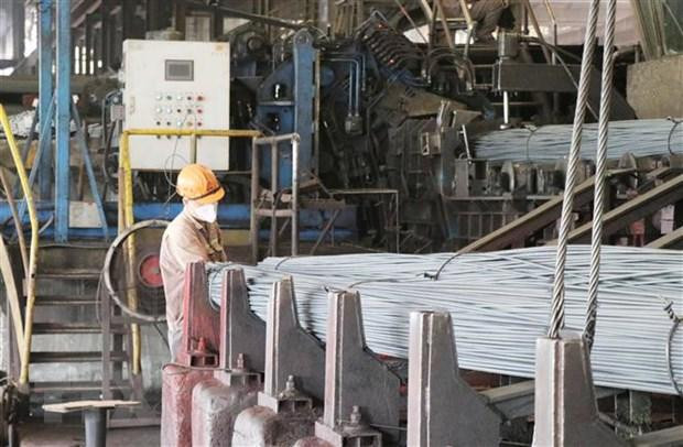Công nhân Công ty Cổ phần Gang thép Thái Nguyên kiểm tra thép cán mới ra lò. (Ảnh: Hoàng Nguyên/TTXVN)