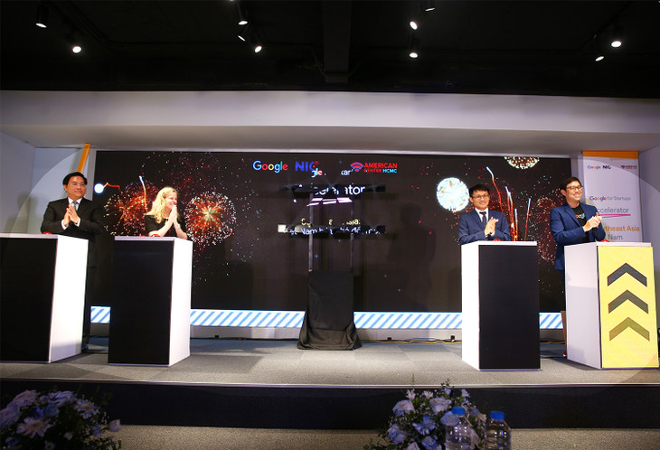 Các đại biểu bấm nút khởi động Chương trình Google for Startups Accelerator, Southeast Asia: Việt Nam bứt phá đổi mới. Ảnh: Lê Tiên