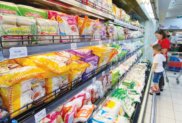 Kích thích tiêu dùng thông qua trợ cấp an sinh xã hội, nâng mức thu nhập chịu thuế, giảm thuế giá trị gia tăng đối với hàng thiết yếu là một trong những biện pháp kích cầu. Ảnh: Nhã Chi