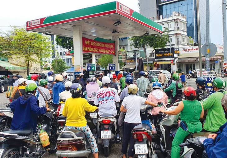 Doanh nghiệp kinh doanh xăng dầu buộc phải bán hàng cho dù lỗ, nếu không thì bị phạt. Ảnh: Song Lê
