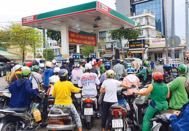 Doanh nghiệp kinh doanh xăng dầu buộc phải bán hàng cho dù lỗ, nếu không thì bị phạt. Ảnh: Song Lê