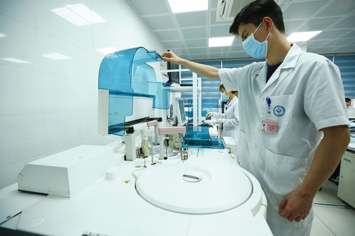 Dự thảo Luật Đấu thầu (sửa đổi) bổ sung quy định bảo đảm không làm gián đoạn việc cung cấp dịch vụ kỹ thuật thực hiện trên máy đặt, máy mượn tại các cơ sở y tế. Ảnh: Lê Tiên Dự thảo Luật Đấu thầu (sửa đổi) bổ sung quy định bảo đảm không làm gián đoạn việc cung cấp dịch vụ kỹ thuật thực hiện trên máy đặt, máy mượn tại các cơ sở y tế. Ảnh: Lê Tiên