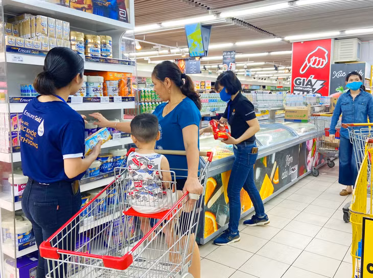 Tiêu dùng đóng vai trò quan trọng đối với tăng trưởng GDP trong nửa cuối năm 2023 cũng như các năm 2024 và 2025. Ảnh: Tiên Giang