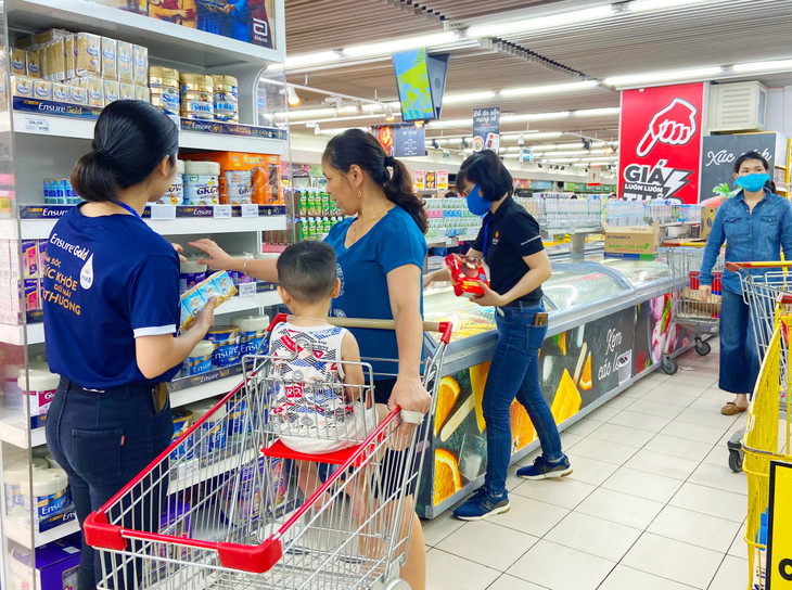 Tiêu dùng đóng vai trò quan trọng đối với tăng trưởng GDP trong nửa cuối năm 2023 cũng như các năm 2024 và 2025. Ảnh: Tiên Giang