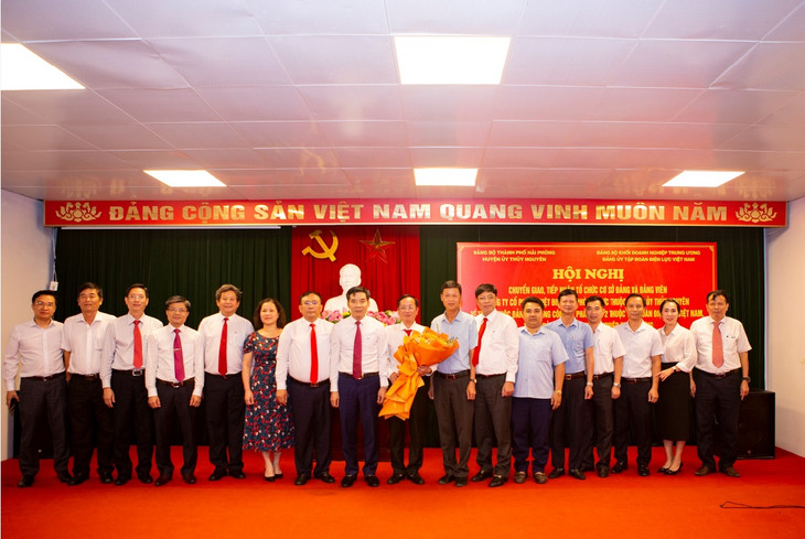 Lãnh đạo Đảng ủy các cấp chụp hình lưu niệm