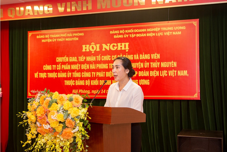 Đồng chí Bùi Thì Phương Loan , Phó Trưởng BTC Huyện Ủy Thủy Nguyên thừa ủy quyền của BTC Thành ủy Hải Phòng công bố Quyết định chuyển giao