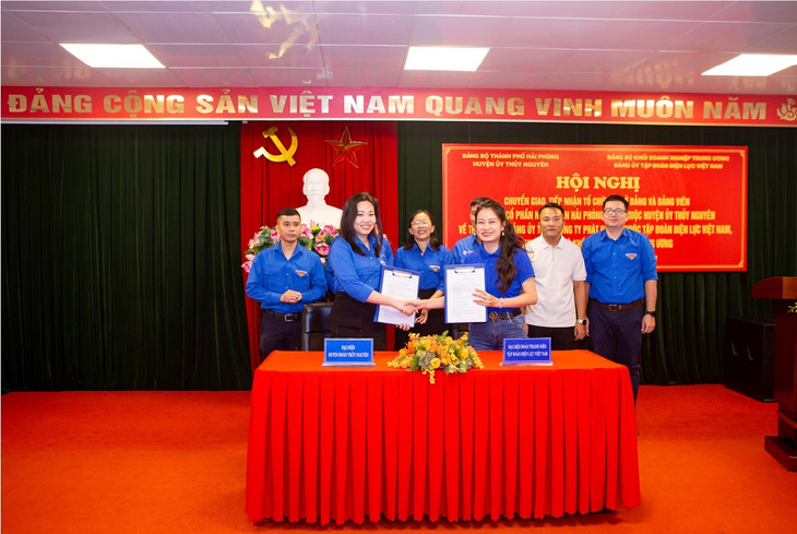 Đại diện Huyện đoàn Thủy Nguyên và Đoàn Thanh niên Tập đoàn Điện lực Việt Nam biên bản bàn giao tổ chức Đoàn và đoàn viên