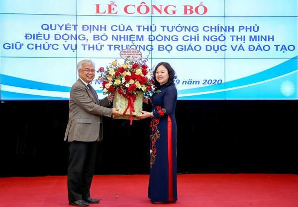 Chủ nhiệm Ủy ban Văn hóa, Giáo dục, Thanh niên, Thiếu niên và Nhi đồng của Quốc hội Phan Thanh Bình chúc mừng tân Thứ trưởng Ngô Thị Minh.