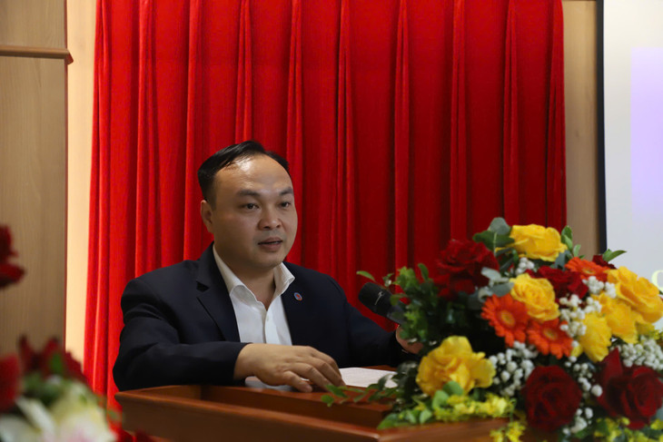 Đồng chí Khổng Văn Ngư - Ủy viên Ban Chấp hành Đảng ủy, Chánh Văn phòng Đảng ủy Bộ Tài chính phát biểu tại Hội nghị Đồng chí Khổng Văn Ngư - Ủy viên Ban Chấp hành Đảng ủy, Chánh Văn phòng Đảng ủy Bộ Tài chính phát biểu tại Hội nghị