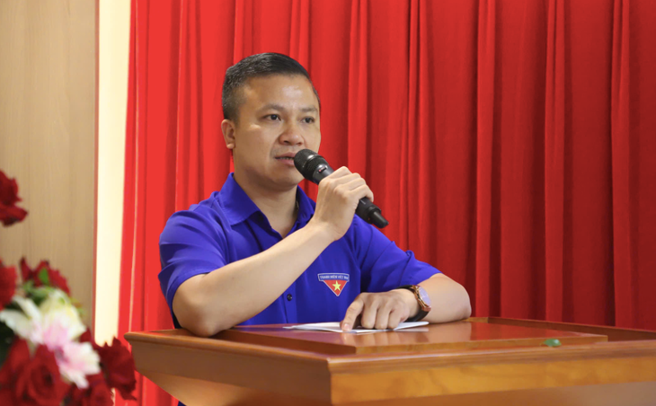 Đại diện cho Ban Chấp hành mới, đồng chí Lê Đôn - Bí thư Đoàn Bộ Tài chính bày tỏ sự cảm kích và biết ơn sâu sắc đối với sự tin tưởng, quan tâm chỉ đạo của các cấp lãnh đạo Đảng ủy Bộ, Đoàn Thanh niên Chính phủ Đại diện cho Ban Chấp hành mới, đồng chí Lê Đôn - Bí thư Đoàn Bộ Tài chính bày tỏ sự cảm kích và biết ơn sâu sắc đối với sự tin tưởng, quan tâm chỉ đạo của các cấp lãnh đạo Đảng ủy Bộ, Đoàn Thanh niên Chính phủ