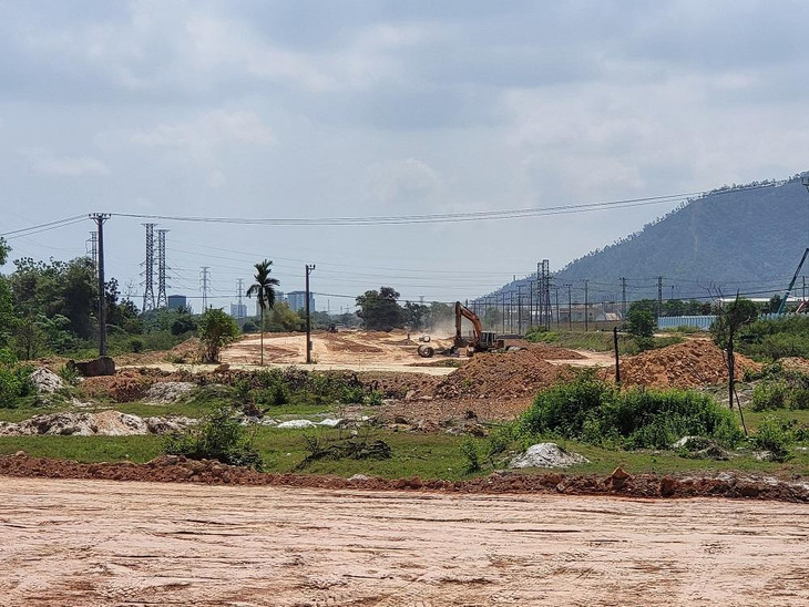 Chúng tôi đi vòng tránh qua đường khác và tiếp cận được một vị trí thi công. Ở giữa (mảng xanh) của đoạn thi công này, lại đang bị vướng diện tích đất nông nghiệp chưa bàn giao.