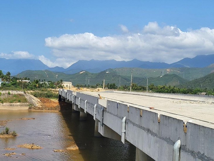 Từ điểm cuối hướng tuyến, vị trí sẽ khớp nối với đường tránh Tuý Loan - hầm Hải Vân phía bên kia cầu Quan Nam đang được thi công. Phóng viên đi ngược về phía điểm đầu dự án...