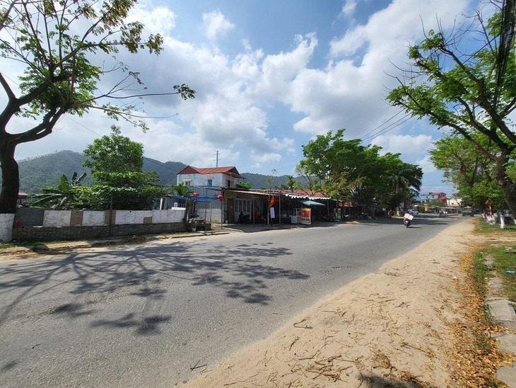 ... nhưng vừa quay mặt lại thì bắt gặp nguyên dãy nhà dân cắt ngang mặt đường (mặt trước).