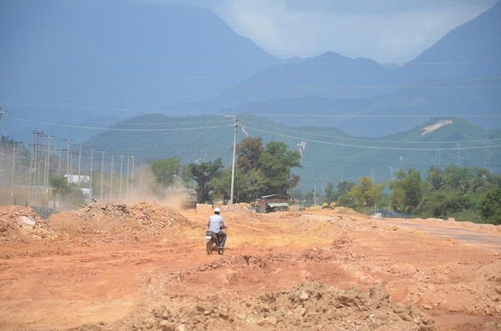 Ở phía đối diện, đoạn tuyến này cũng đang được thi công nhưng giữa mặt bằng tuyến lại bị vướng một miếu thờ ngay tim đường chưa được di dời.