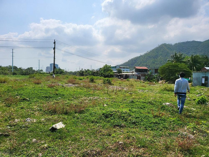 Mặt bằng bằng dự án càng đi về phía đầu tuyến càng trở nên nan giải khi nhà dân tiếp tục xuất hiện dày đặc.