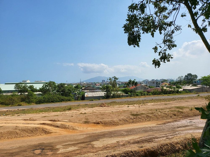 Đoạn mặt bằng này đúng ra đã phải được giải phóng, thi công và xây hàng rào bảo vệ các đơn vị quân đội đóng tại đây nhưng hiện nay vẫn nham nhở.