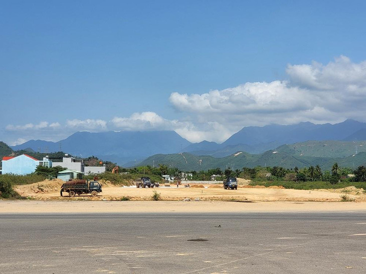 Ở một đoạn khác, việc thi công cũng chỉ làm được chiều dài và bị chặn lại ở bức tường (phía cuối).