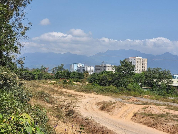 Thậm chí, để có mặt bằng vận chuyển vật liệu ra vị trí có mặt bằng thi công, đơn vị điều hành và nhà thầu đã bẻ cong hướng để tránh né nhà dân...