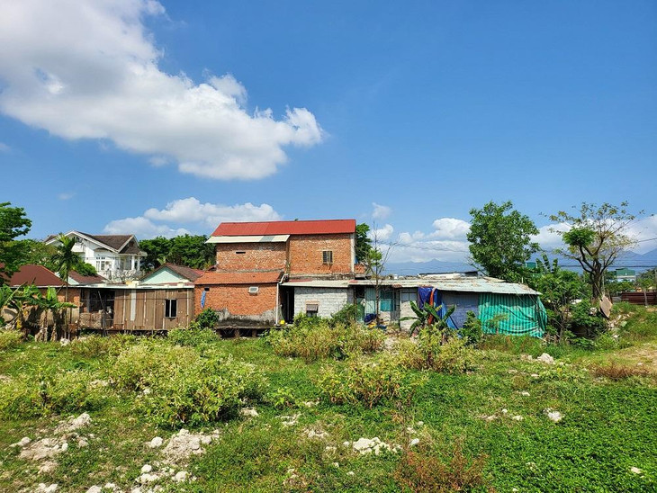 Và phía sau dãy nhà chắn ngang hướng tuyến ngay tại nút giao đường số 8 Khu công nghiệp Hoà Khánh với dự án đang thi công.