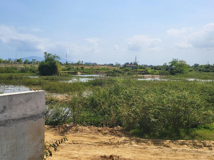 ... nhưng không thể đi trên tuyến vì ngay phía bên này mố cầu vẫn đang cụt do vướng mặt bằng ôm trọn một thôn làng.