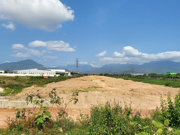 Rời vị trí trên, tiếp tục đi vòng tránh một đoạn nữa, lại gặp một vị trí phía bên này đã có mặt bằng thi công...