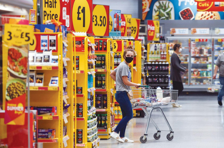 Giá tiêu dùng tăng đột biến khiến người dân nhiều nơi trên thế giới ngày càng gặp khó khăn hơn trong việc chi tiêu