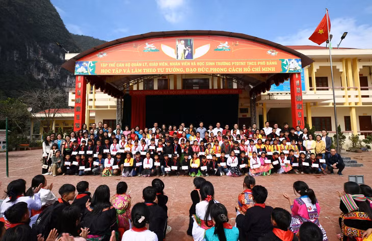 Đoàn công tác của Báo đã đến thăm và tặng 100 suất học bổng cho các học sinh có hoàn cảnh khó khăn của Trường Phổ thông dân tộc nội trú - Trung học cơ sở Phố Bảng thuộc huyện Đồng Văn, tỉnh Hà Giang. Ảnh: Lê Tiên