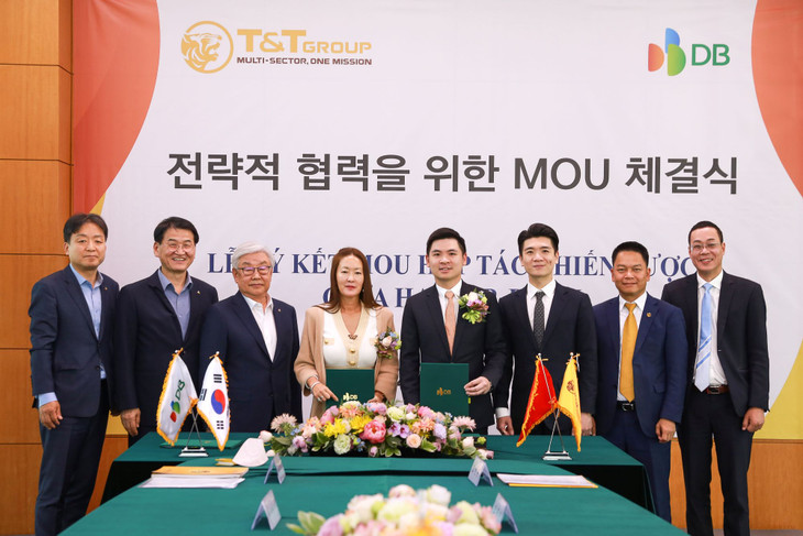 Bà Kim Ju Won, Phó Chủ tịch DB Group và ông Đỗ Vinh Quang, Phó Chủ tịch T&amp;T Group trao đổi thỏa thuận hợp tác chiến lược với sự chứng kiến của lãnh đạo 2 tập đoàn.