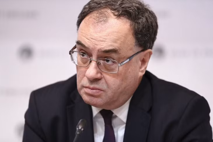 Anh Mức lãi suất hiện tại: 4,25% Dự báo ở thời điểm cuối năm 2023: 4,25% Dự báo ở thời điểm cuối năm 2024: 3,5% (Thống đốc Ngân hàng Anh Andrew Bailey - Ảnh: Internet)