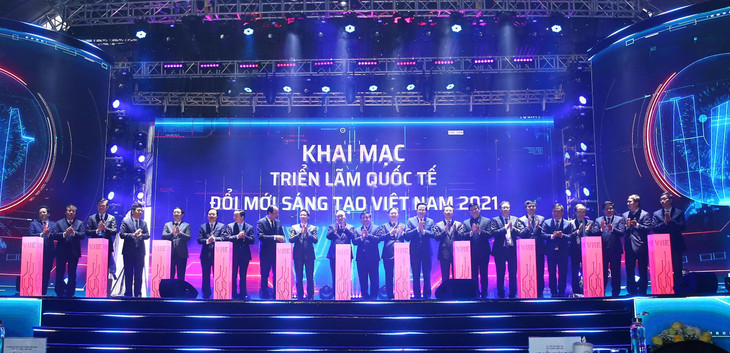 Thủ tướng và các đại biểu nhấn nút khởi công xây dựng Trung tâm Đổi mới sáng tạo quốc gia và khai mạc Triển lãm quốc tế đổi mới sáng tạo Việt Nam 2021. Ảnh: Lê Tiên