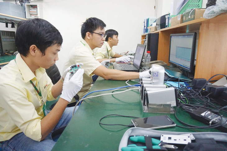 Cán bộ khoa học của TECAPRO đang nghiên cứu thử nghiệm các sản phẩm tổng đài quân sự