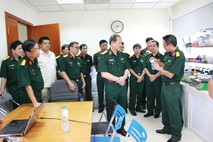 Thượng tá Nguyễn Tiến Thắng, Tổng giám đốc Công ty TECAPRO giới thiệu các sản phẩm xử lý nước thải bằng công nghệ nano với Lãnh đạo Bộ Quốc phòng