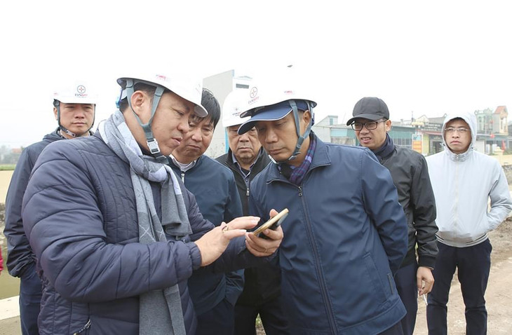 Đoàn công tác của EVNNPT nghe báo báo tiến độ triển khai Dự án