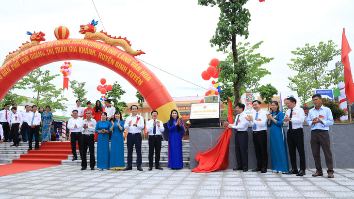 Các đại biểu làm lễ gắn biển công trình thiết chế văn hóa Làng Văn hóa kiểu mẫu Tổ dân phố Tam Quang, thị trấn Gia Khánh, huyện Bình Xuyên, tỉnh Vĩnh Phúc