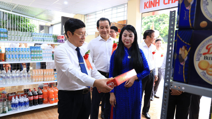 Lãnh đạo Tỉnh ủy, UBND tỉnh Vĩnh Phúc thăm cửa hàng tiện lợi