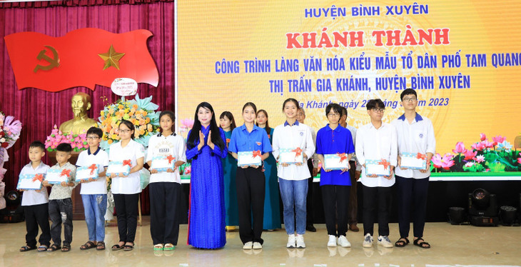 Bí thư Tỉnh ủy Hoàng Thị Thúy Lan tặng quà cho các em học sinh có thành tích học tập xuất sắc của Tổ dân phố Tam Quang