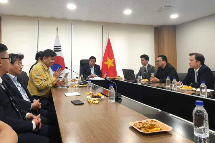 Bộ trưởng Bộ Kế hoạch và Đầu tư Nguyễn Chí Dũng làm việc với Mạng lưới đổi mới sáng tạo Việt Nam (VNIK) tại Hàn Quốc ngày 30/6