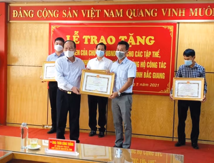 Ông Trần Công Thắng (bên trái) - Chủ tịch Ủy ban Mặt trận Tổ quốc tỉnh Bắc Giang thay mặt Chủ tịch UBND tỉnh Bắc Giang tặng Bằng khen cho đại diện Công ty CP Hà Đô 23