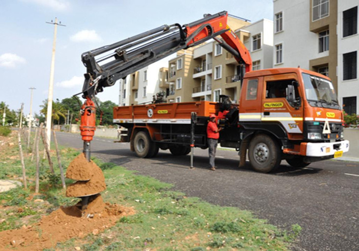 Cẩu gập được thay đổi các thiết bị đi kèm, tạo điều kiện sử dụng tối ưu công năng