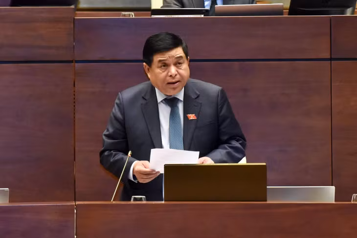 Bộ trưởng Nguyễn Chí Dũng trả lời chất vấn về giải pháp phục hồi và phát triển kinh tế trong bối cảnh tình hình mới. Ảnh VGP/Nhật Bắc