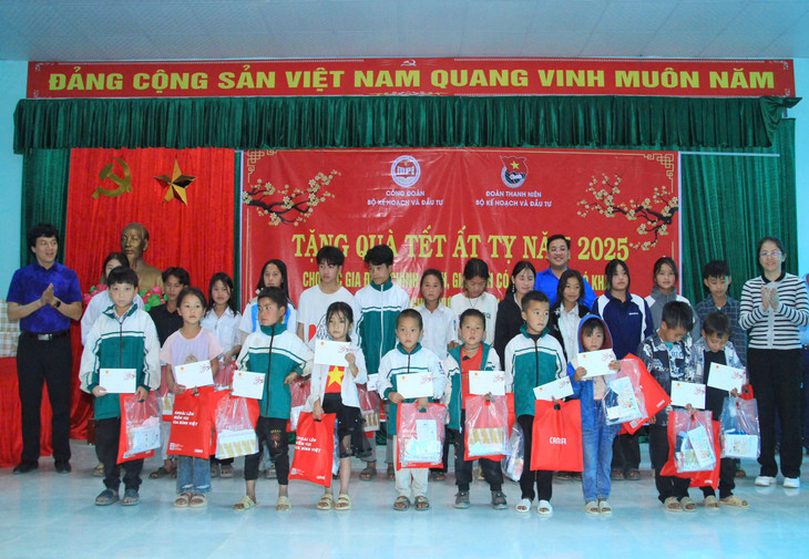 Hoạt động trao quà nhân dịp Tết Nguyên đán tại Sốp Cộp đã trở thành hoạt động thường niên của Bộ Kế hoạch và Đầu tư mỗi khi Tết đến, xuân về Hoạt động trao quà nhân dịp Tết Nguyên đán tại Sốp Cộp đã trở thành hoạt động thường niên của Bộ Kế hoạch và Đầu tư mỗi khi Tết đến, xuân về