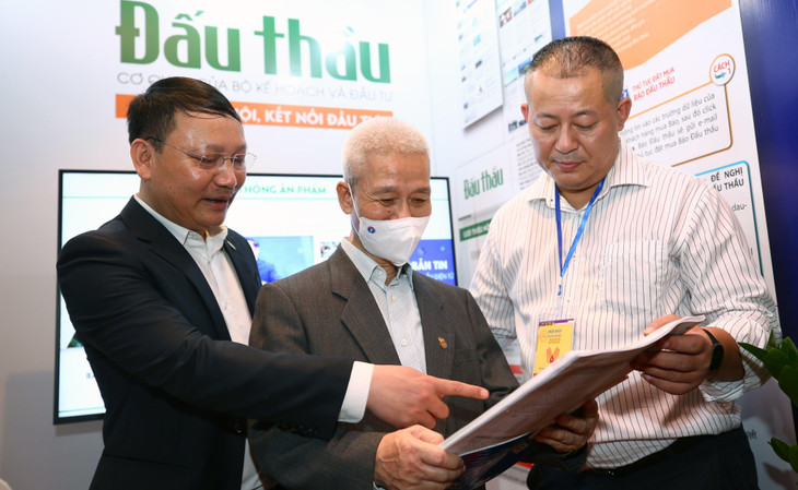 Độc giả tìm hiểu nội dung Báo Đấu thầu. Ảnh: Lê Tiên