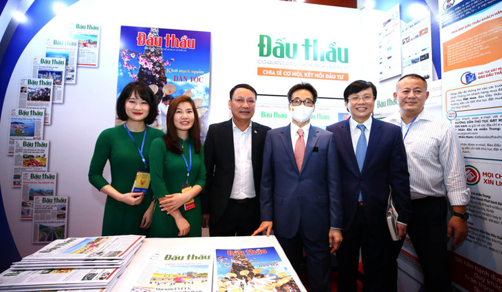 Phó Thủ tướng Chính phủ Vũ Đức Đam thăm gian trưng bày của Báo Đấu thầu. Ảnh: Lê Tiên