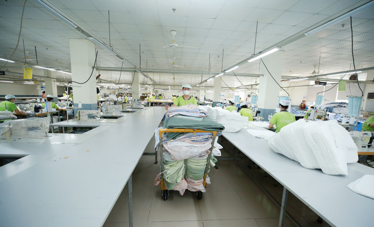 Nhiều doanh nghiệp gặp khó do những vướng mắc cản trở hoạt động sản xuất, kinh doanh liên quan tới phòng cháy chữa cháy, thủ tục kiểm tra hàng hóa thông quan… Ảnh: Lê Tiên