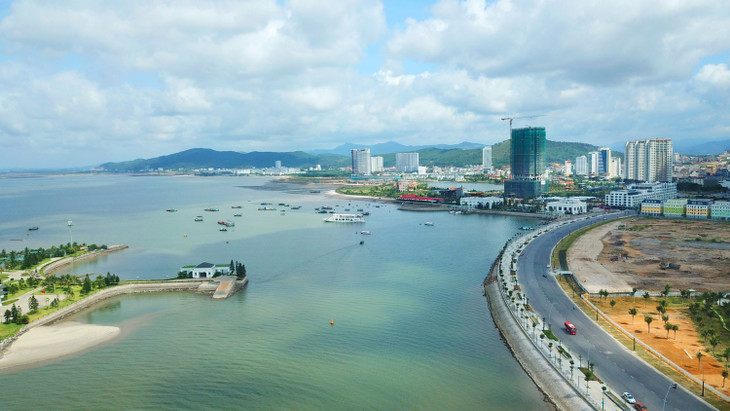 Có ý kiến cho rằng các khu vực biển đã được khoanh định để dự kiến lấn biển sẽ được quản lý như đất đai thông thường trên đất liền nên giao đất phải thông qua đấu giá quyền sử dụng đất. Ảnh: Lê Tiên