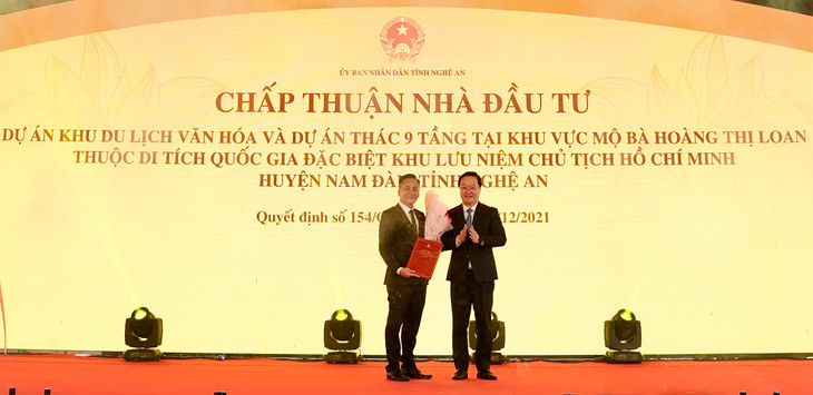 Ông Nguyễn Đức Trung, Phó Bí thư Tỉnh uỷ, Chủ tịch UBND tỉnh Nghệ An (bên phải) trao Quyết định chấp thuận Nhà đầu tư thực hiện dự án cho Ông Vũ Trọng Tuấn, Tổng Giám đốc Công ty cổ phần TMDV Tràng Thi (đơn vị thành viên của Tập đoàn T&amp;T Group) (bên trái). Ảnh: T&amp;T Group