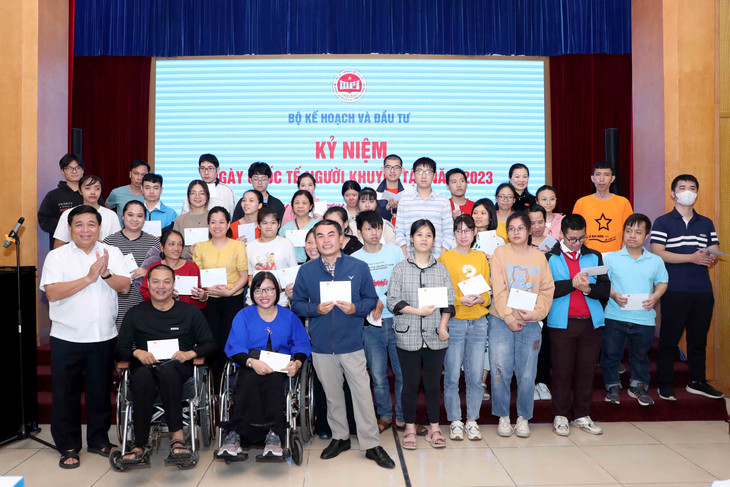 Bộ trưởng kêu gọi những người yếu thế tự tin, mạnh mẽ sống bình đẳng, bình thường với mọi người. Ảnh: Đức Trung Bộ trưởng kêu gọi những người yếu thế tự tin, mạnh mẽ sống bình đẳng, bình thường với mọi người. Ảnh: Đức Trung